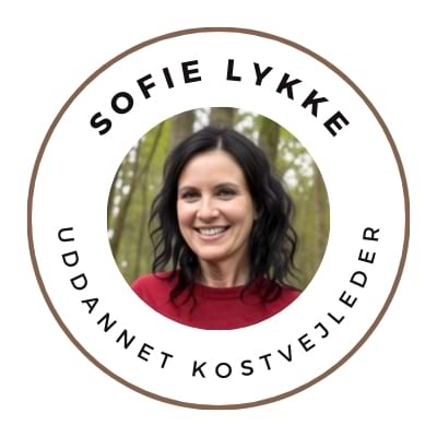 Sofie Lykke er uddannet diætist og personlig træner. Hun er også certificeret yoga instruktør.